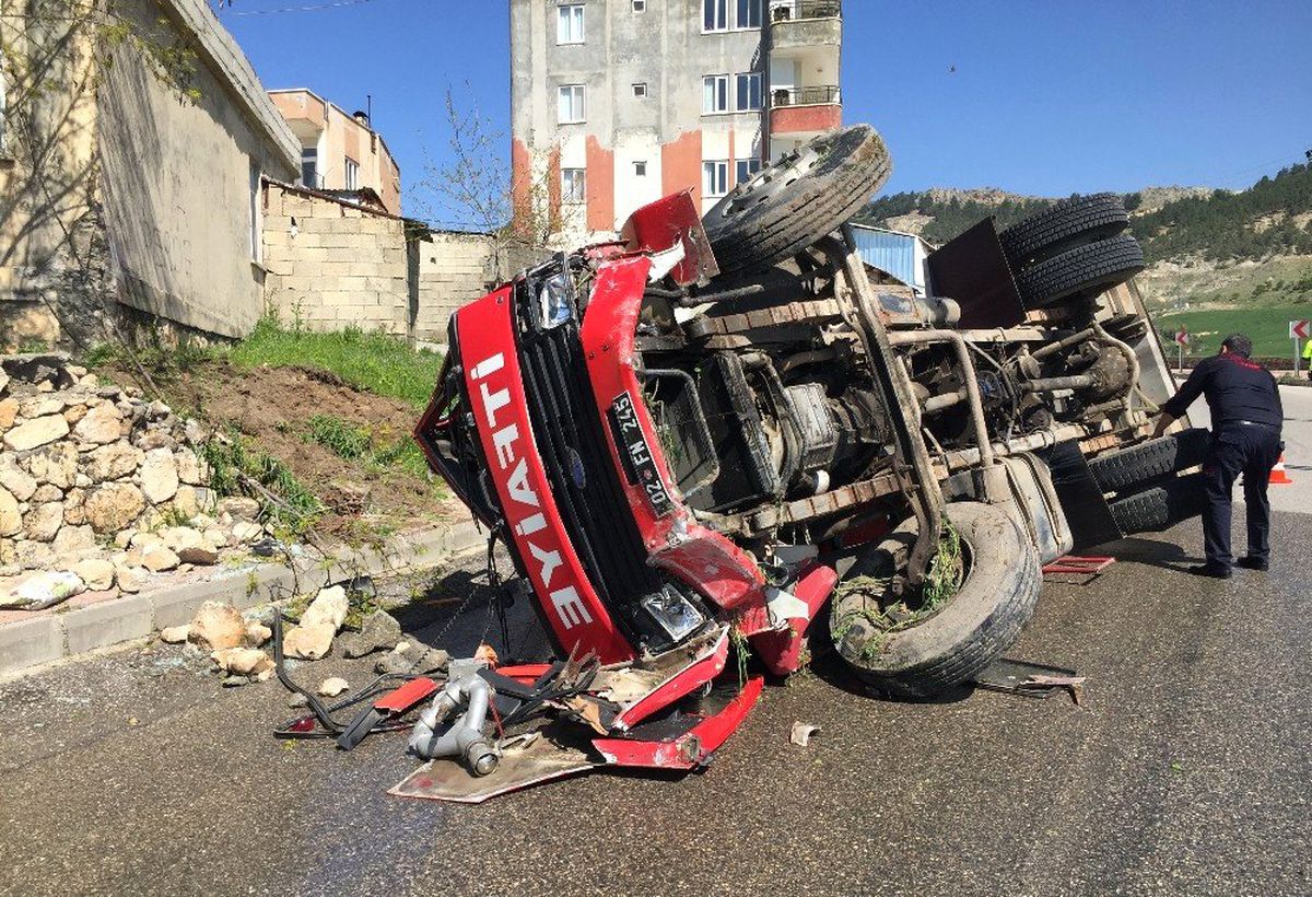 İtfaiye Aracı Devrildi: 2 İtfaiye Eri Yaralı