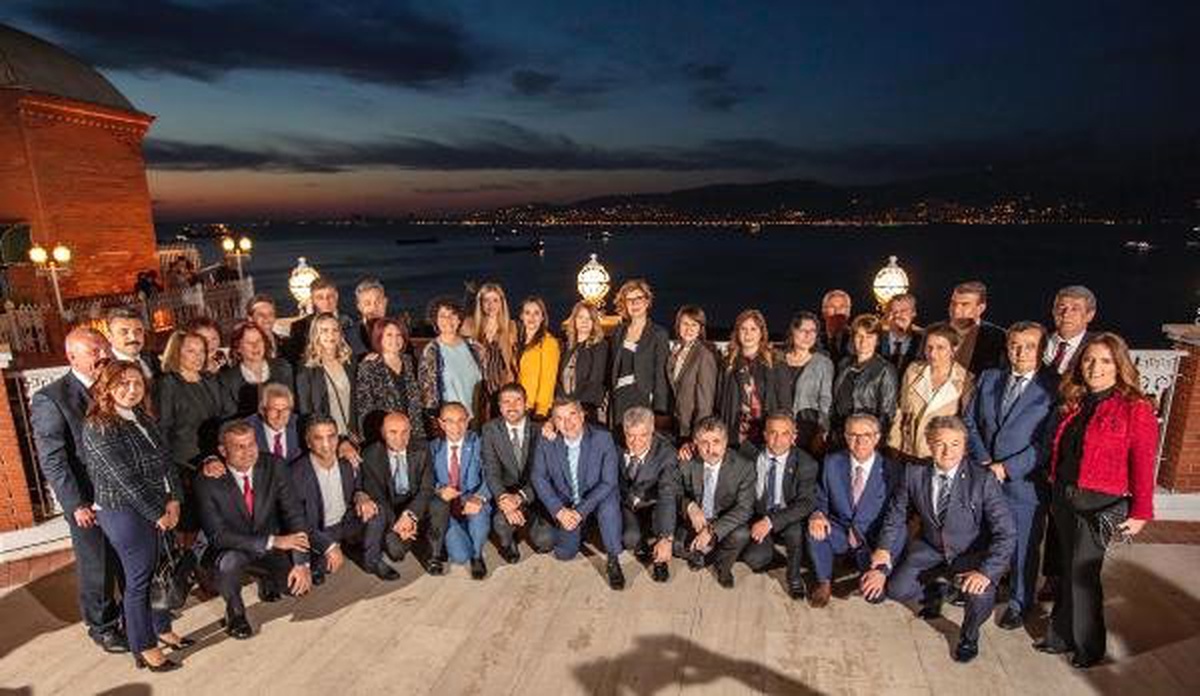 İzmir\'in Yeni Belediye Başkanları Seçim Sonrası İlk Kez Bir Araya Geldi