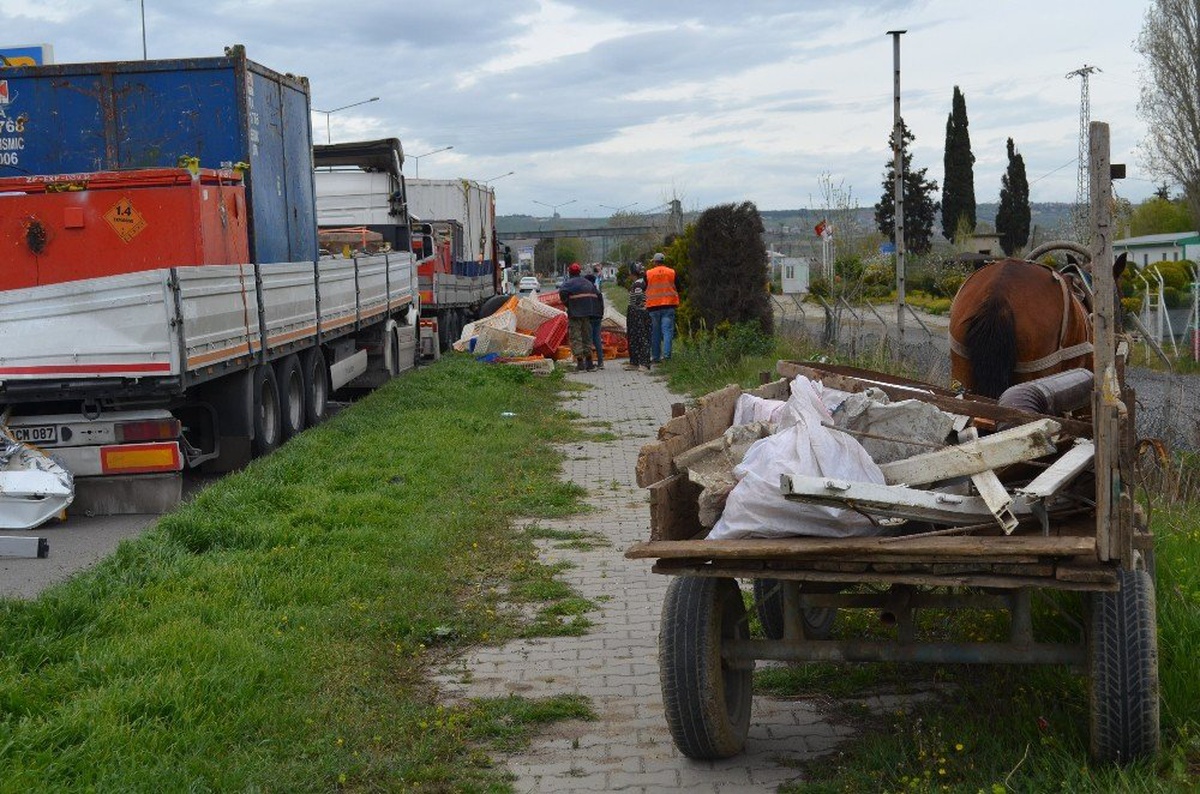 Kamyonet 2 Tırı Biçti, Hurdacılara Gün Doğdu