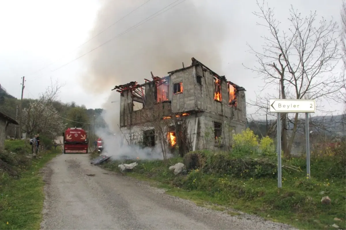 Kastamonu\'da Sobadan Çıkan Yangında Ahşap Ev Alev Alev Yandı