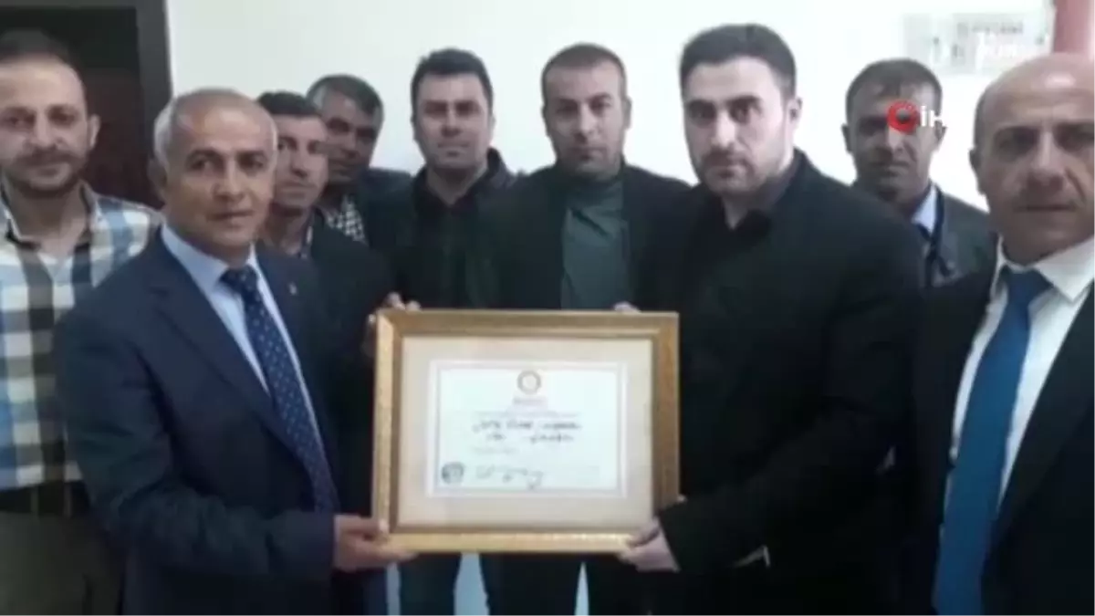 Khk\'lı Adayın Yerine Mazbata Alan AK Parti\'li Şefik Ensari Göreve Başladı