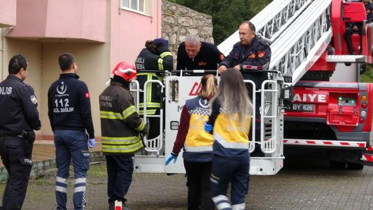 Kocaeli\'de 9 Katlı Binanın Çatısına Çıkan Kızı, Polis İkna Etti