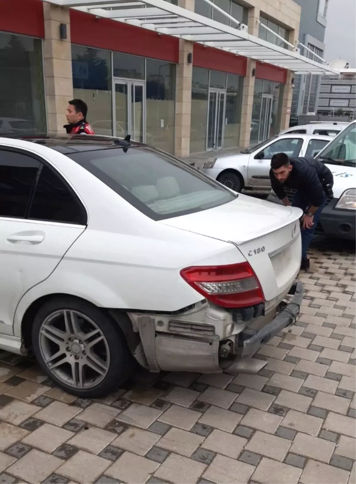 Polis Otosuna Çarpıp Kaçan Sürücü Yakalandı