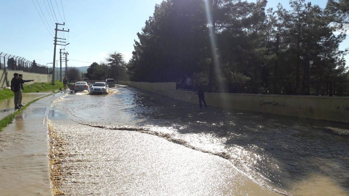 Siirt\'te Patlayan Su Borusu Nedeniyle Yollar Gölete Döndü