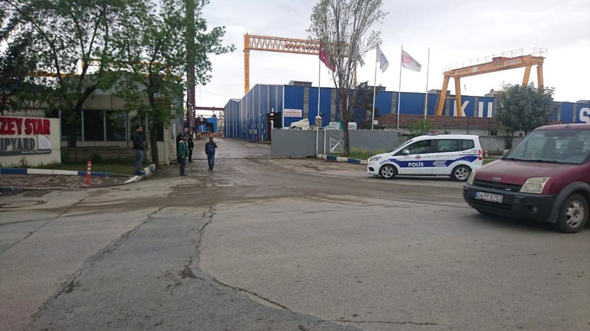Tuzla\'da Bir Tersanede Vinç Denize Devrildi