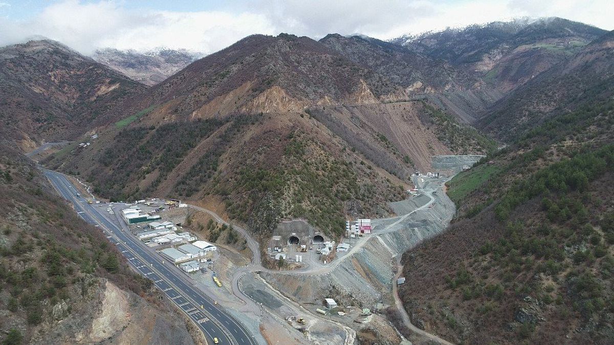 Yeni Zigana Tüneli\'nde Yüzde 55 Seviyesine Ulaşıldı, Işık 2020\'de Görülecek