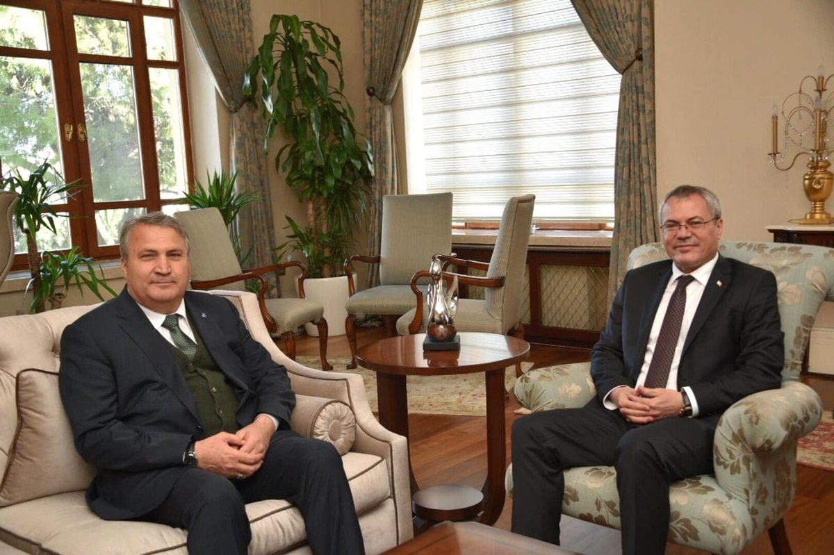 Yunusemre\'ye Değer Katacak Projeler Devam Edecek