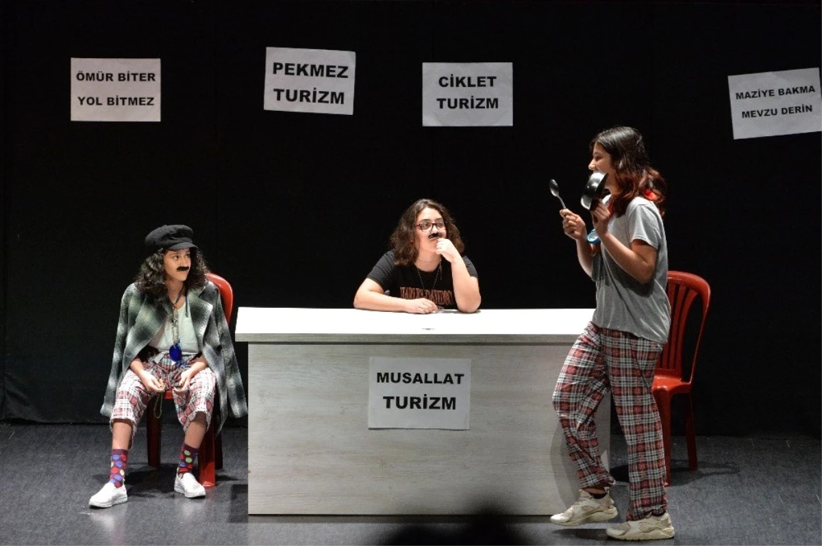 Zeytinköy\'ün Tiyatrocu Çocukları Ayakta Alkışlandı