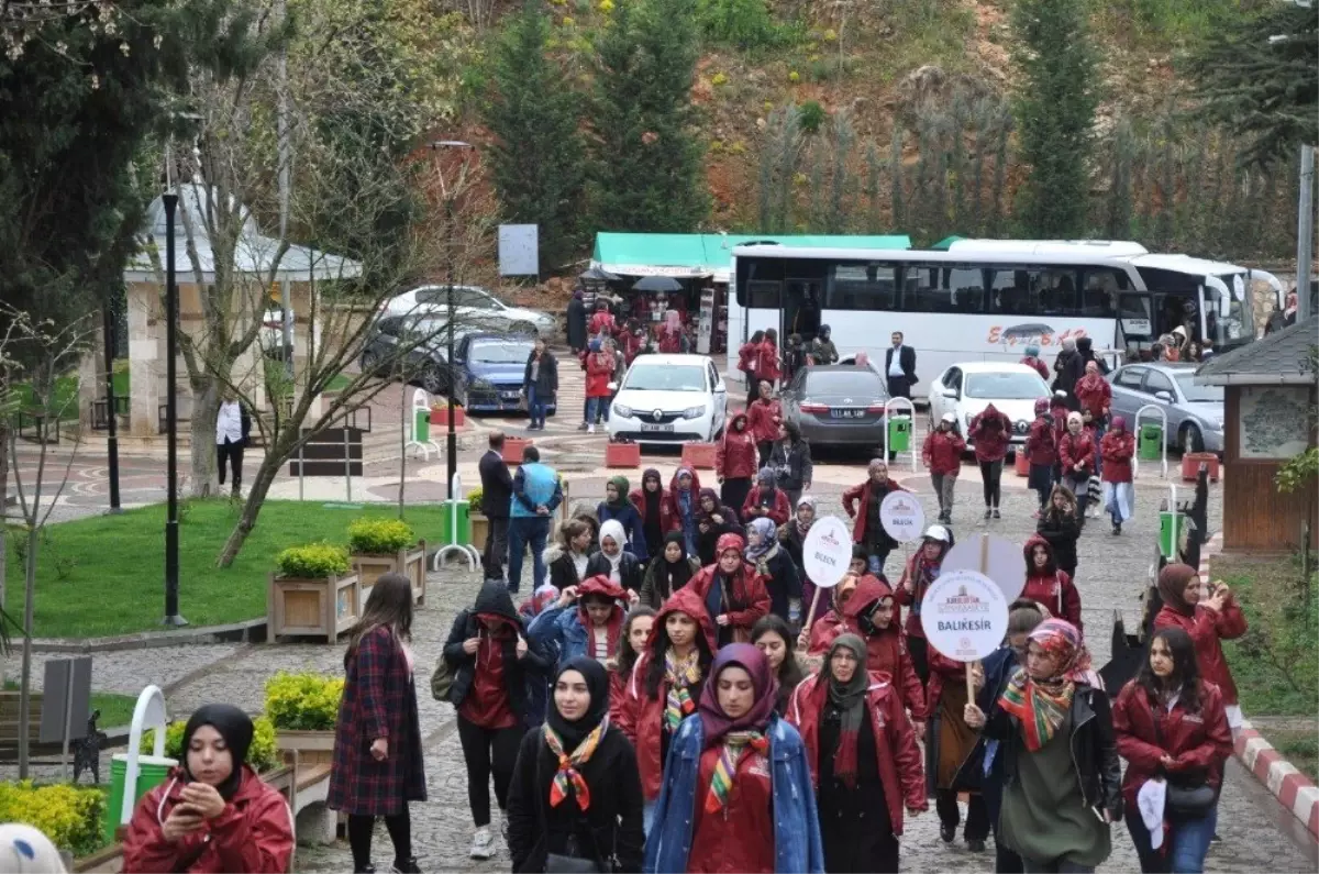 81 İlden Bin Öğrenci Şeyh Edebali Türbesi\'ni Ziyaret Etti