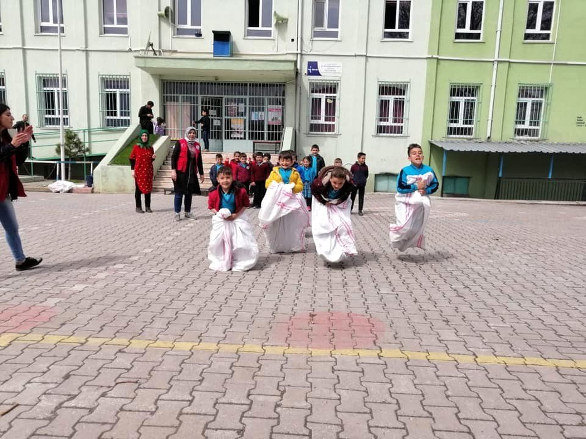 Aslanapa\'da Bahar Etkinliklerine 400 Öğrenci Katıldı