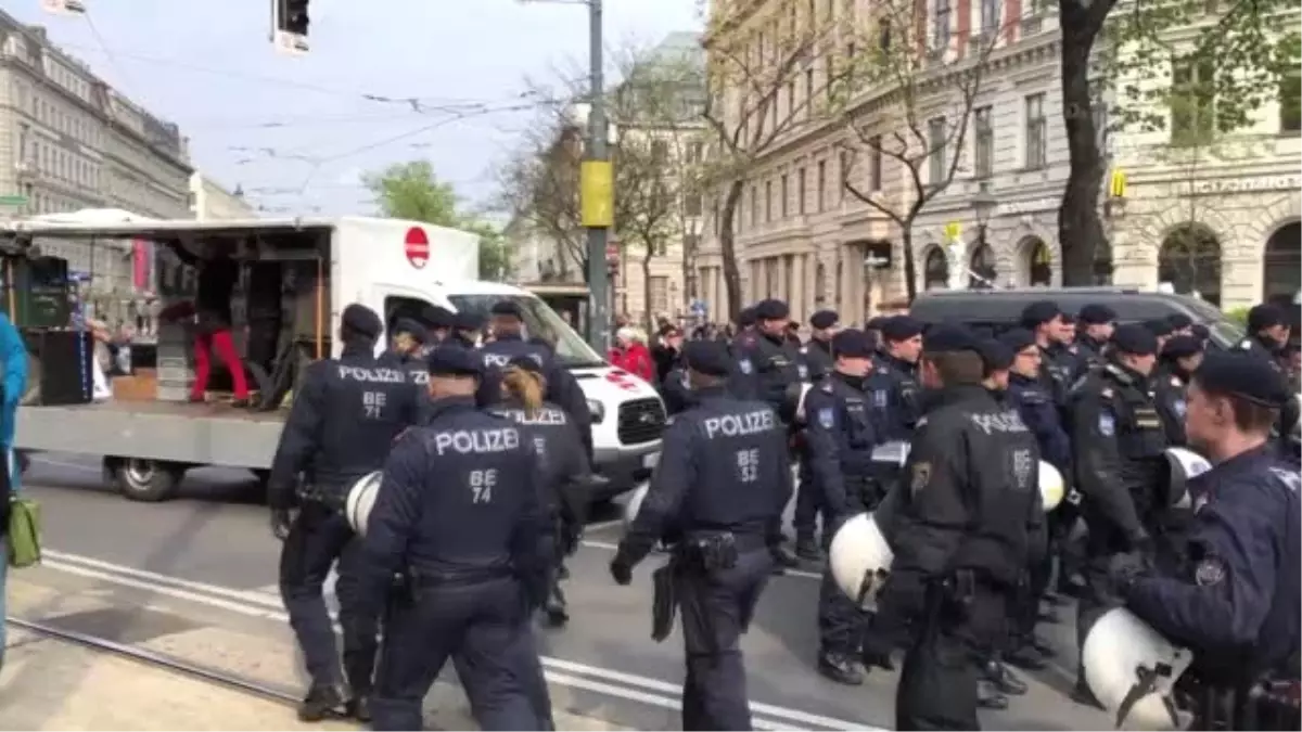 Avusturya\'da Irkçılık Karşıtları, Irkçıları Protesto Etti