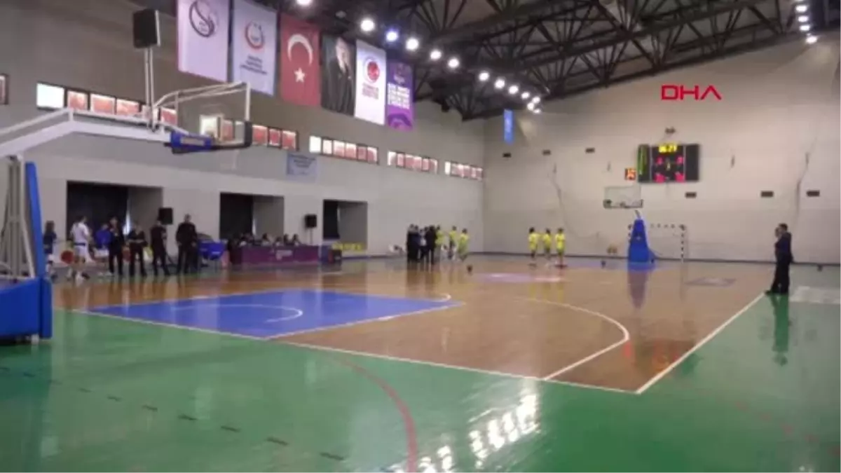 Balıkesir Basketbol Maçında Pembe Top ile Kansere Dikkat Çekildi