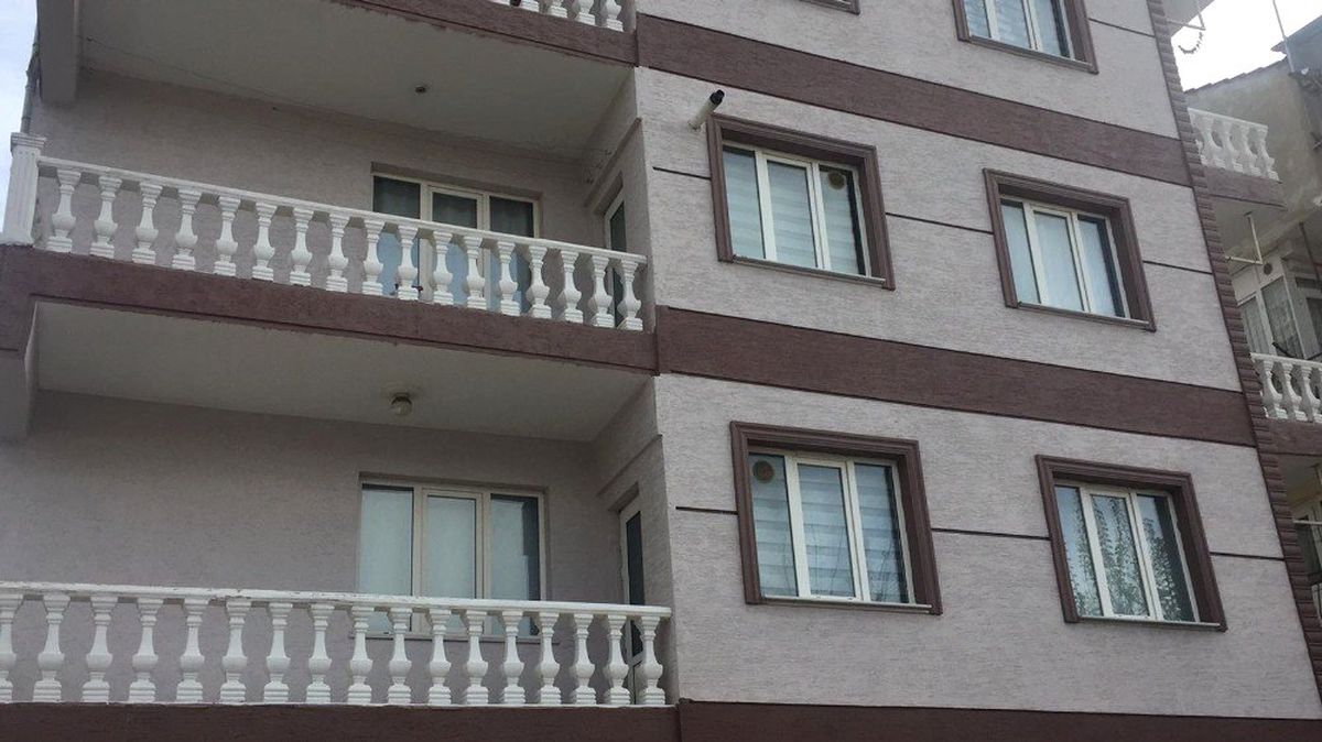 Balkondan Düşen Kadın Ağır Yaralandı