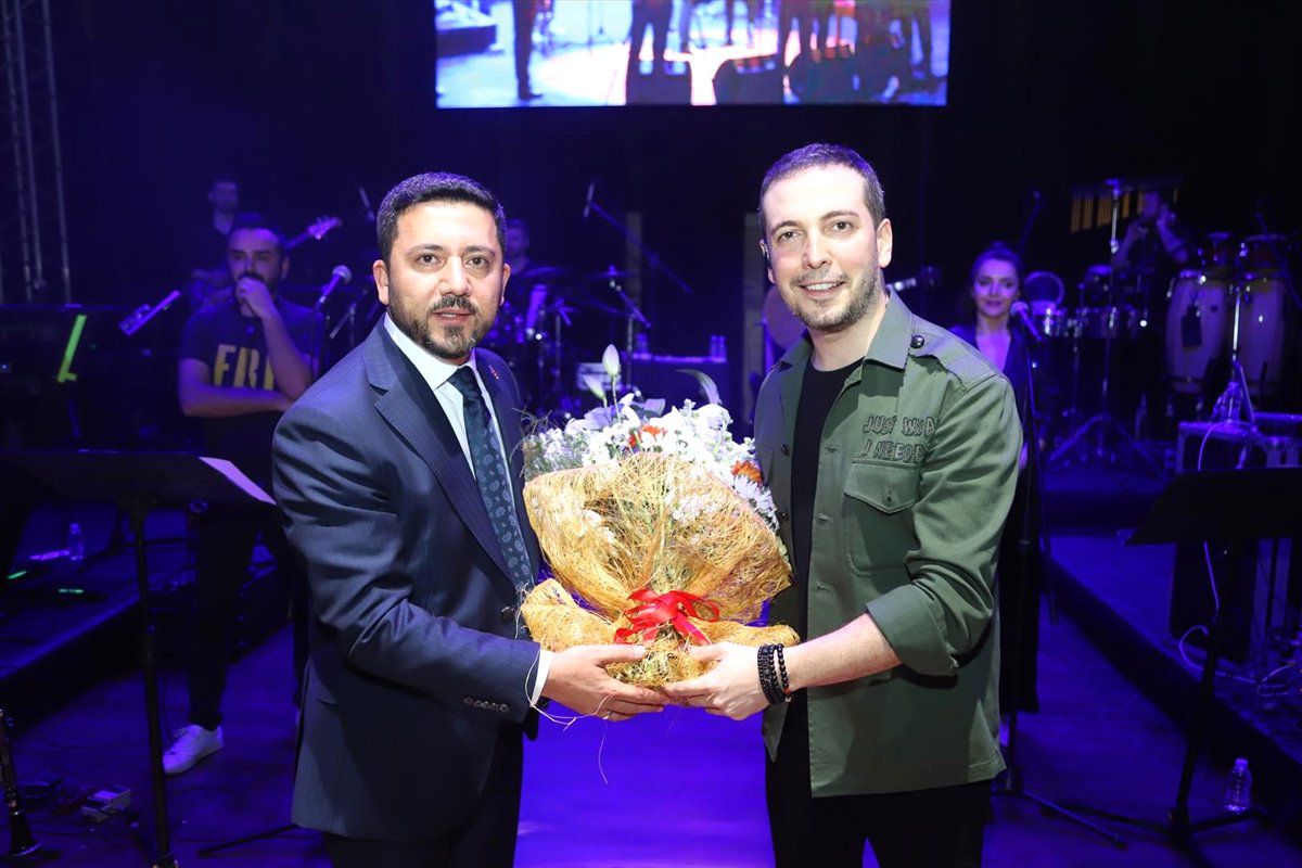 Başkan Arı, Sanatçı Oğuzhan Koç ile Gençleri Buluşturdu