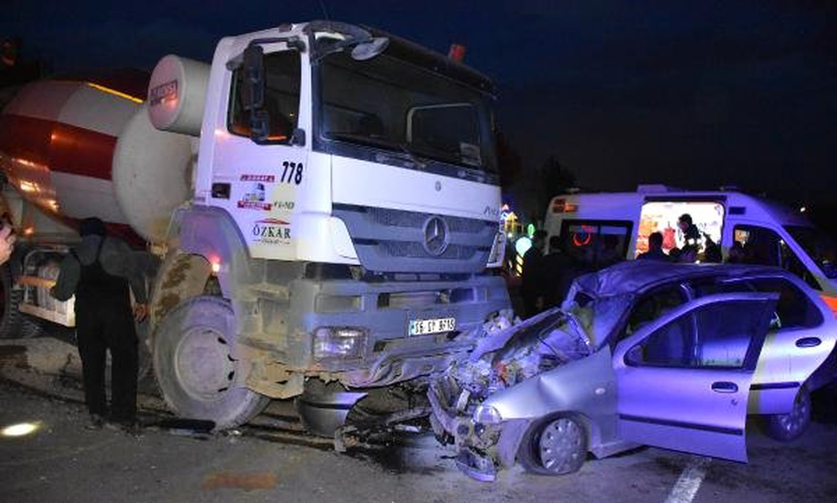 Beton Mikseri ile Otomobil Çarpıştı: 4 Yaralı