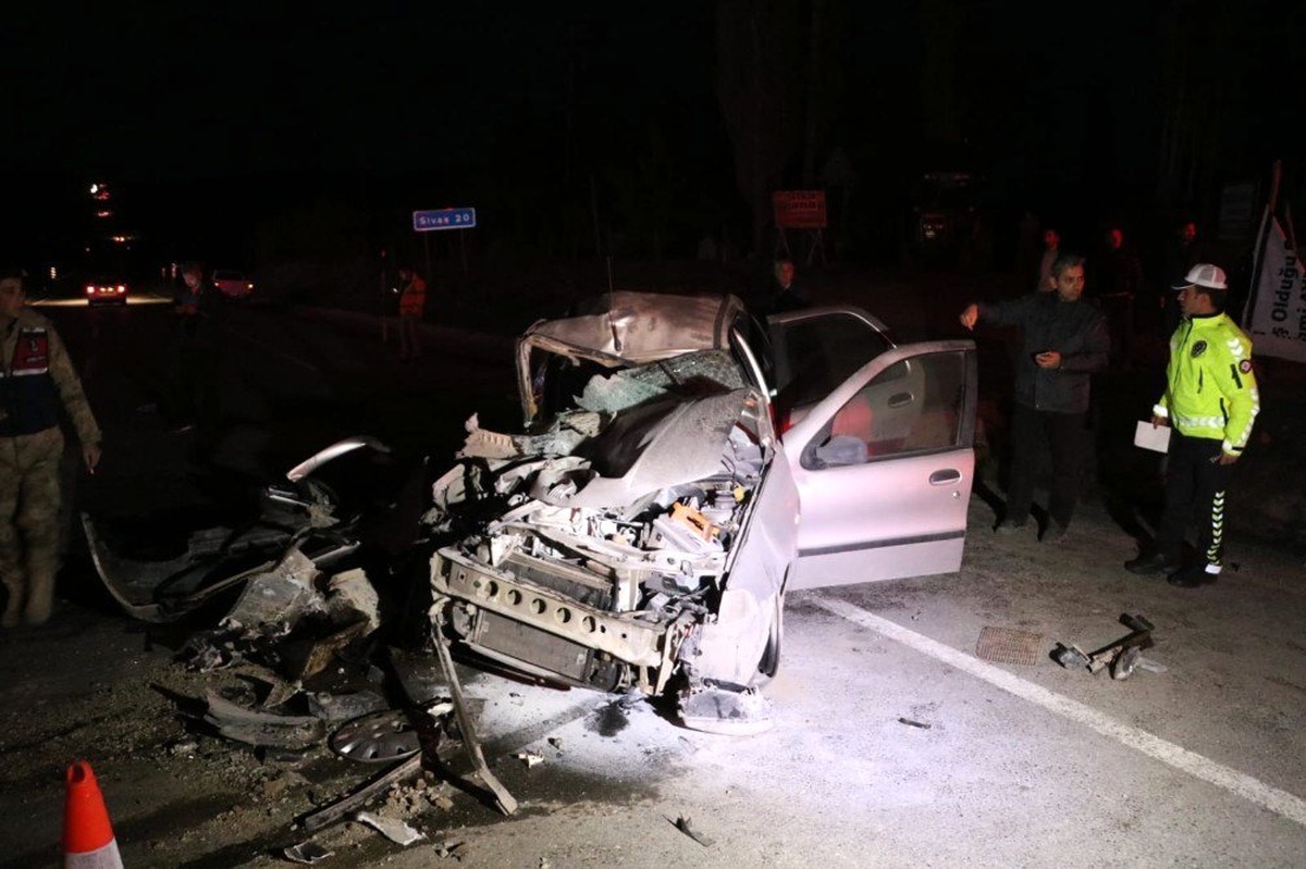 Beton Mikseri Otomobili Biçti: 5 Yaralı