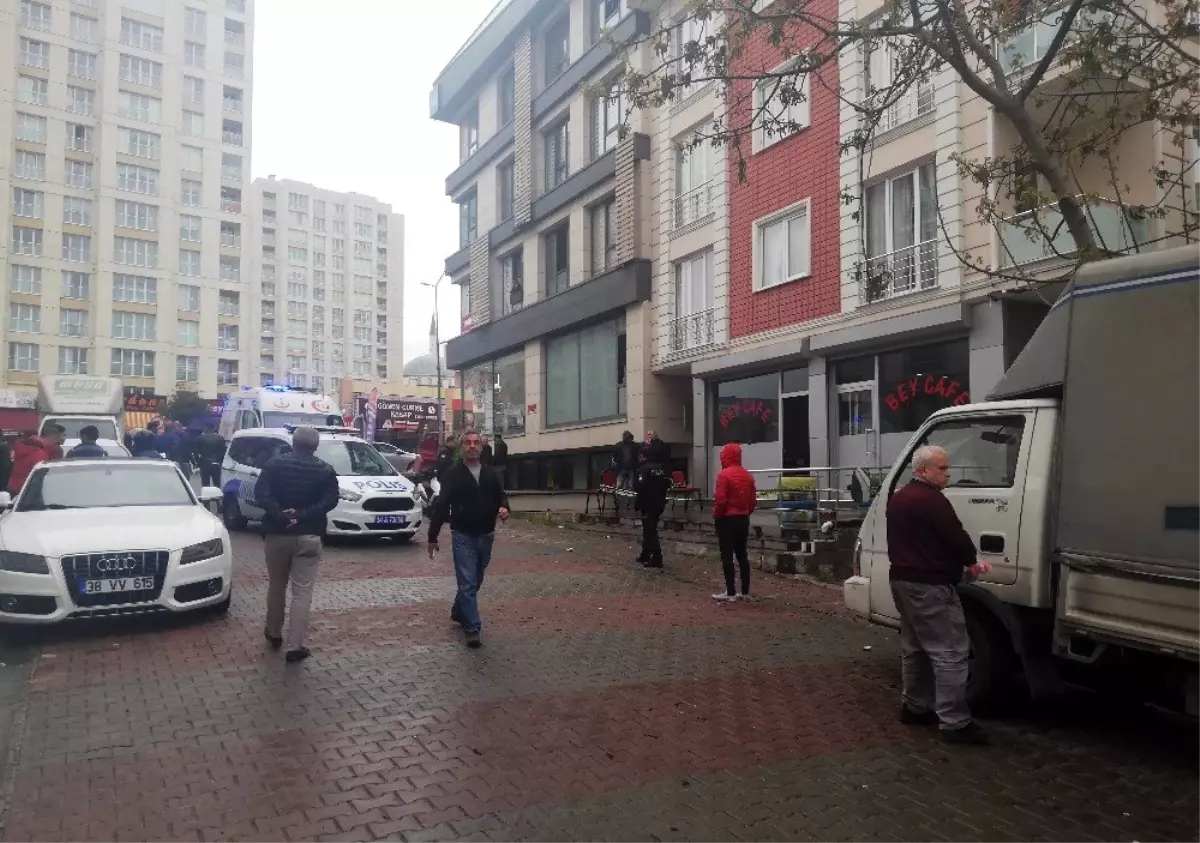 Beylikdüzü\'nde Kafe İçinde Alacak Verecek Meselesi Kanlı Bitti