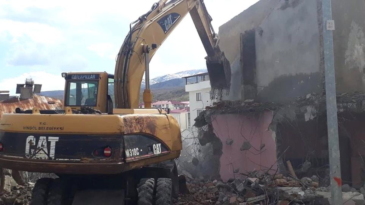 Bingöl\'de, Uyuşturucu Kullanılan Metruk Bina Yıkıldı