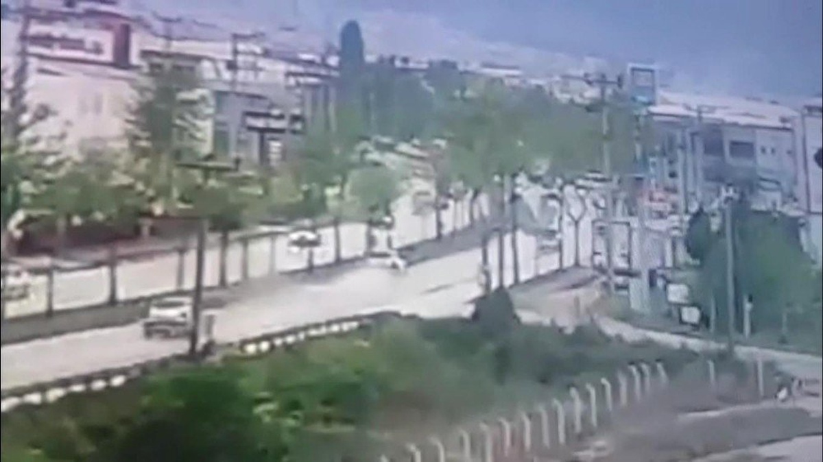 Bursa\'daki Feci Kaza Güvenlik Kamerasına Yansıdı
