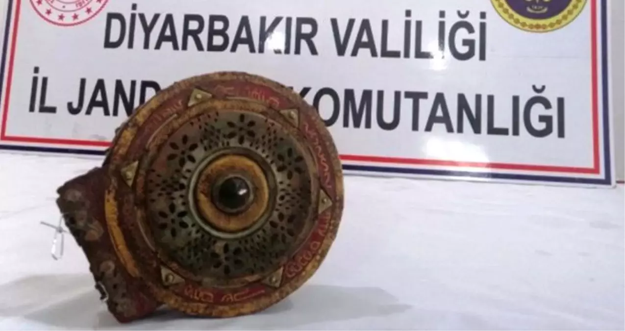 Diyarbakır\'da Bin 100 Yıllık Altın Yazmalı Dini Motifli Kitap Ele Geçirildi