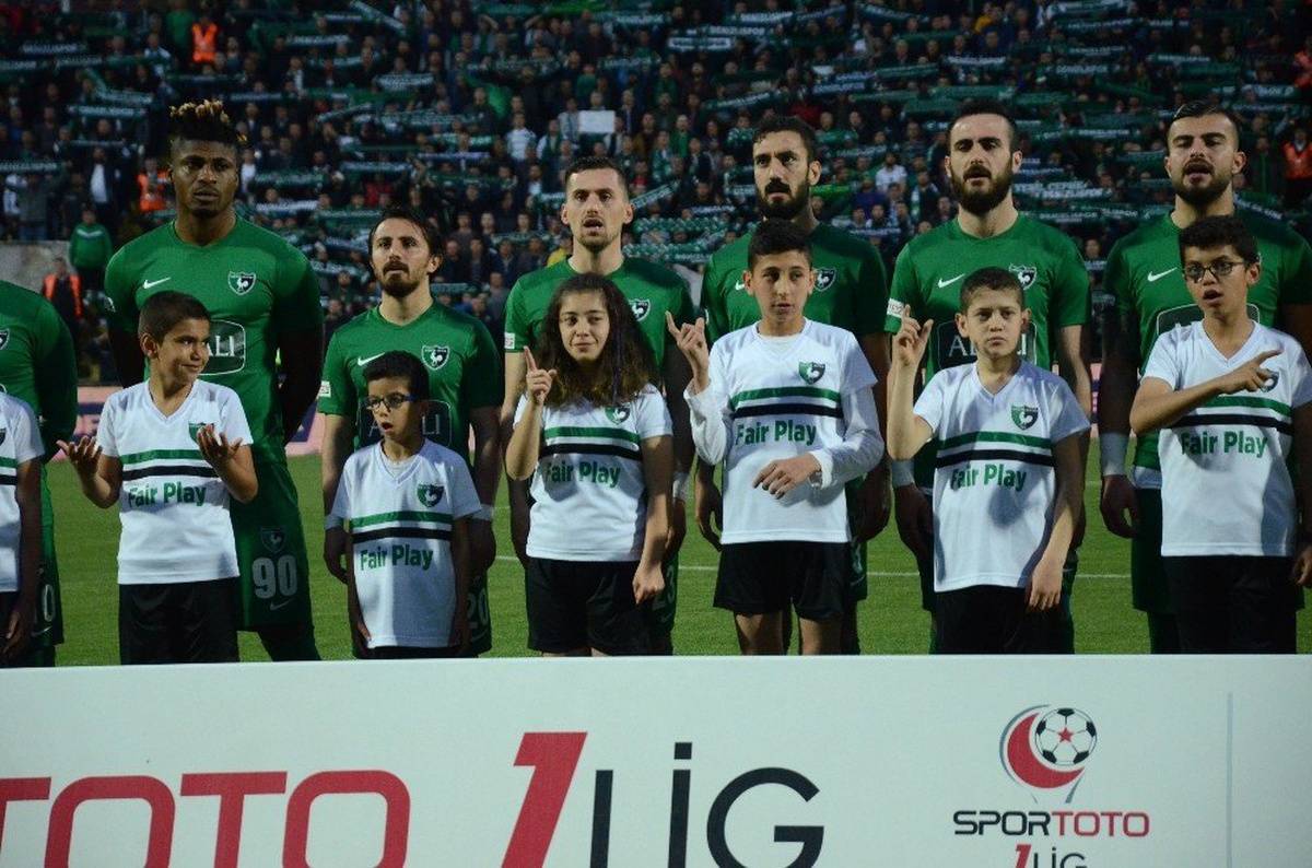 Engelli Minikler Seremonide İstiklal Marşı\'nı İşaret Diliyle Okudu