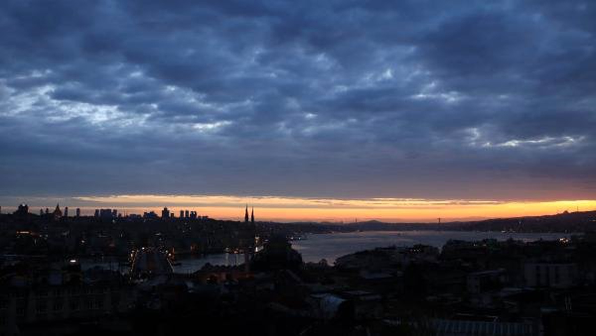 İstanbul\'da Gün Doğumu Gökyüzünü Kızıla Boyadı