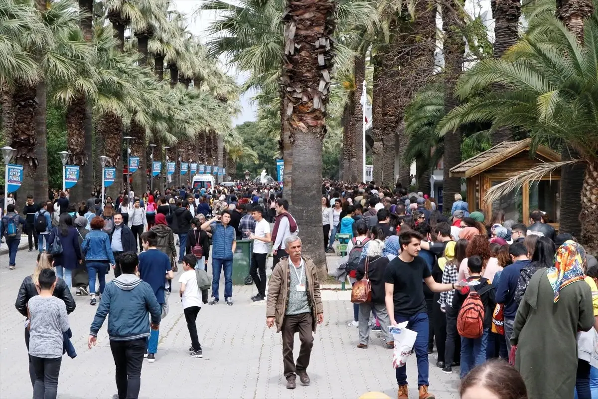 Kitap Fuarı\'na İzmirlilerden Yoğun İlgi