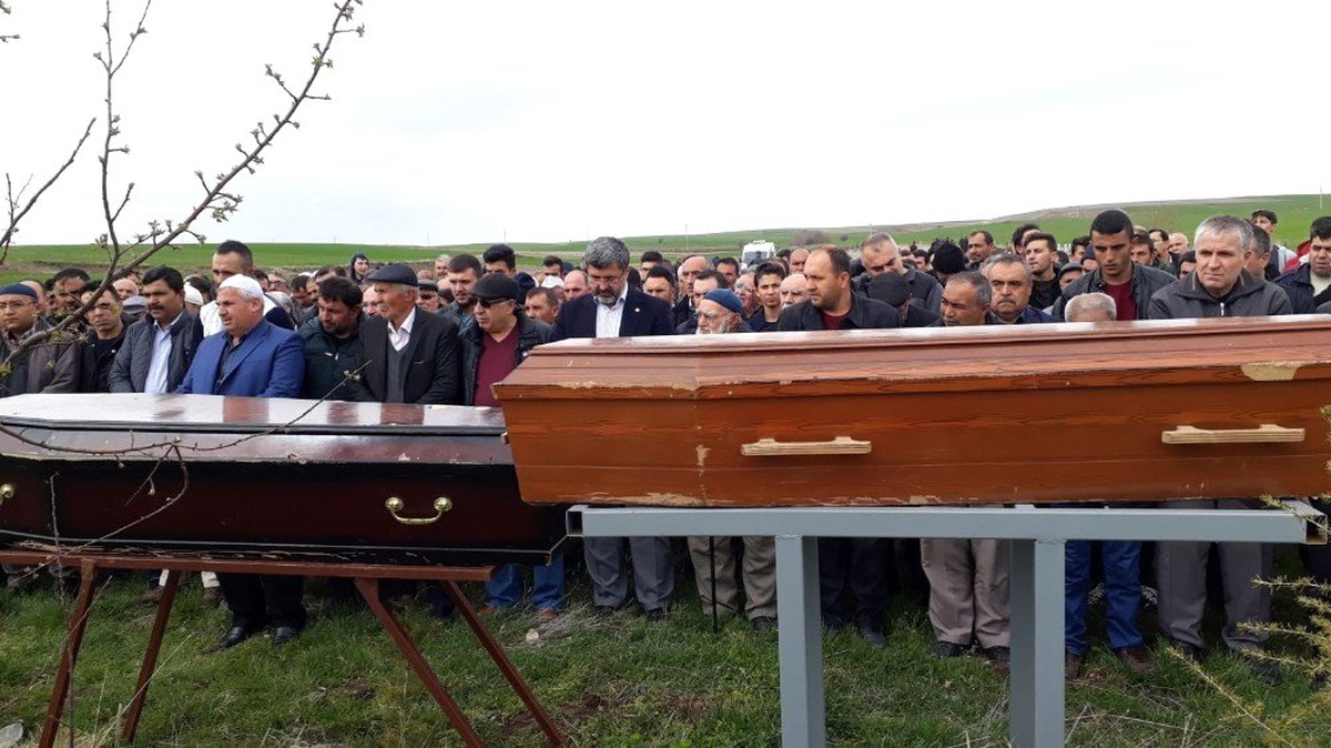 Kız Kardeşler Yan Yana Defnedildi