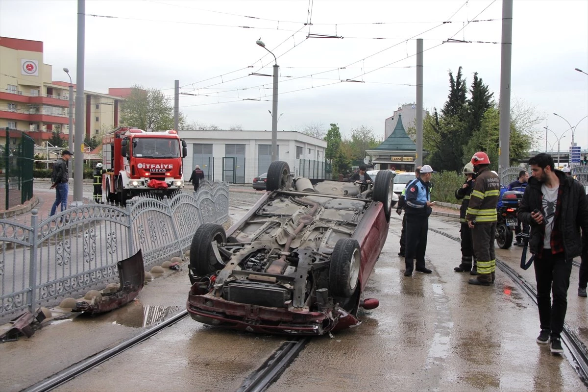 Kocaeli\'de Tramvay Yoluna Giren Otomobil Devrildi: 1 Yaralı