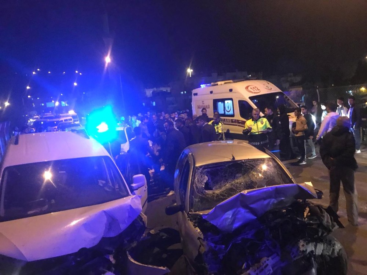 Köprüde İki Araç Kafa Kafaya Çarpıştı: 4 Yaralı