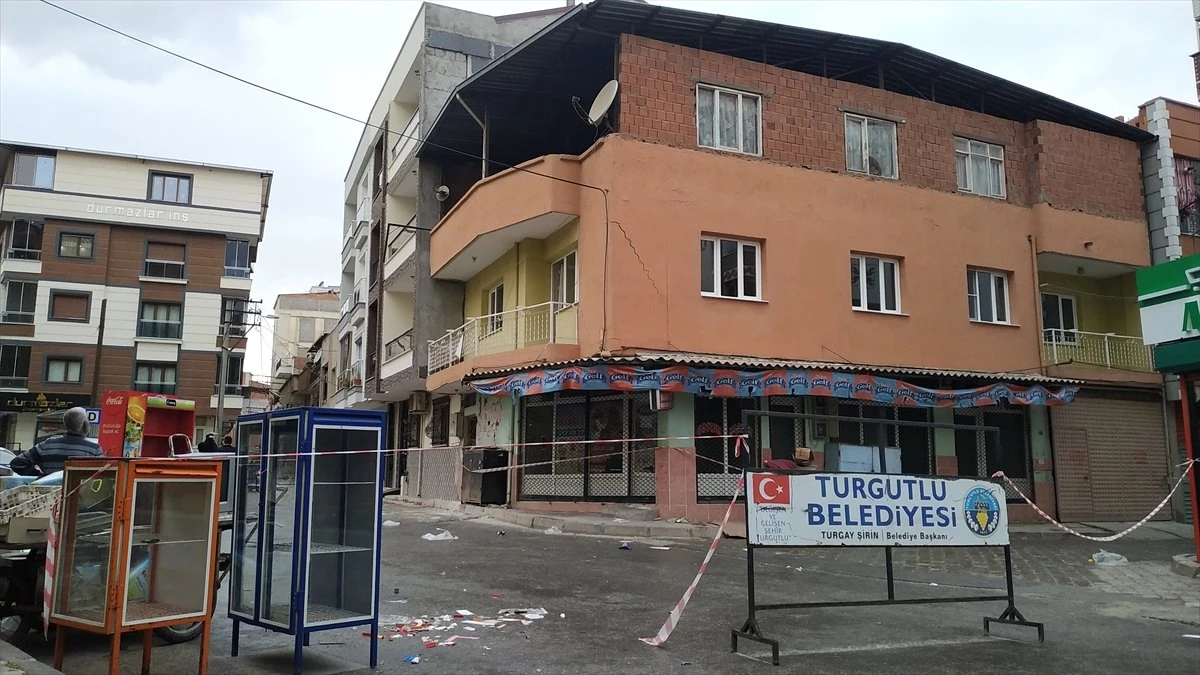 Manisa\'da Yıkılma Tehlikesi Bulunan Bina Boşaltıldı