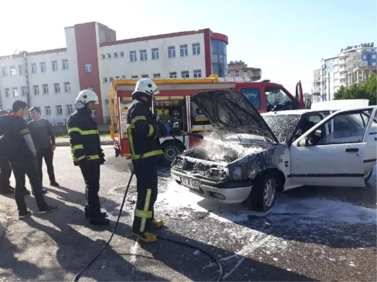 Otomobil Seyir Halinde Alev Aldı