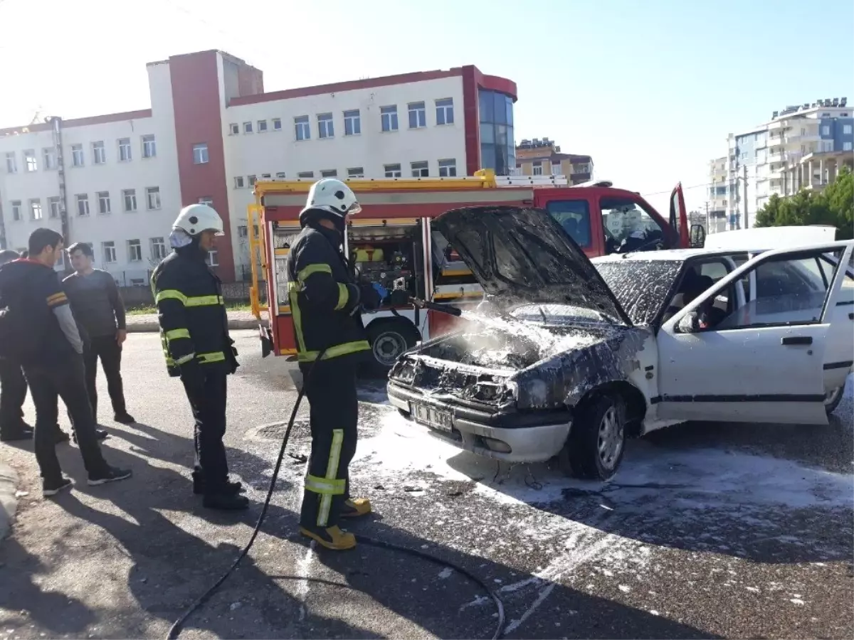 Otomobil Seyir Halindeyken Alev Aldı