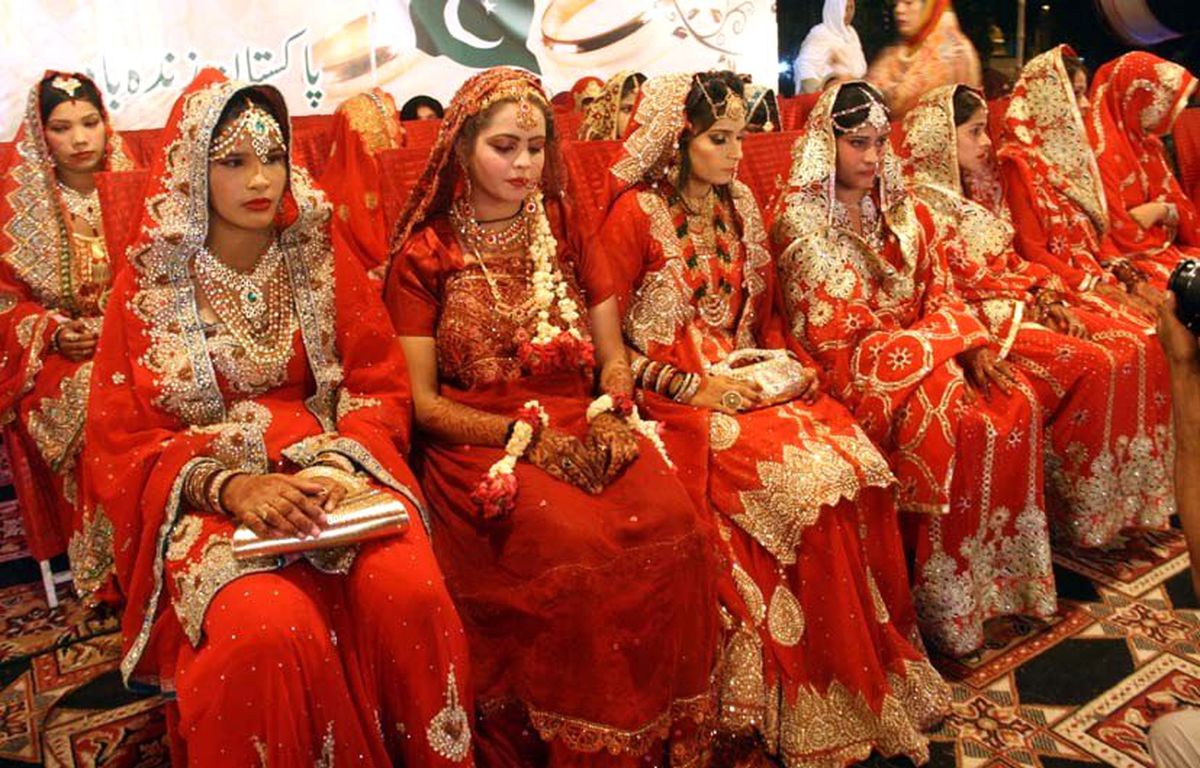 Pakistan\'da 100 Çiftin Evlendiği Toplu Düğün Töreninde Renkli Görüntüler Oluştu