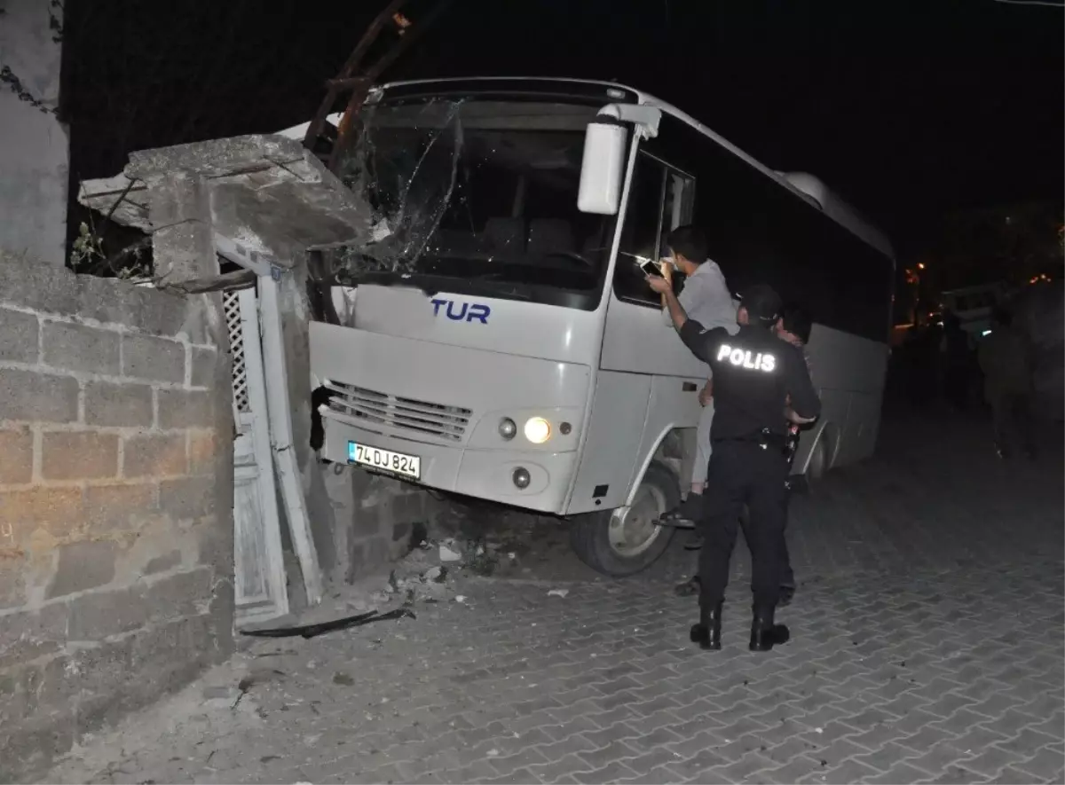 Park Halindeyken Kendiliğinden Hareket Eden Midibüs Duvara Çıktı