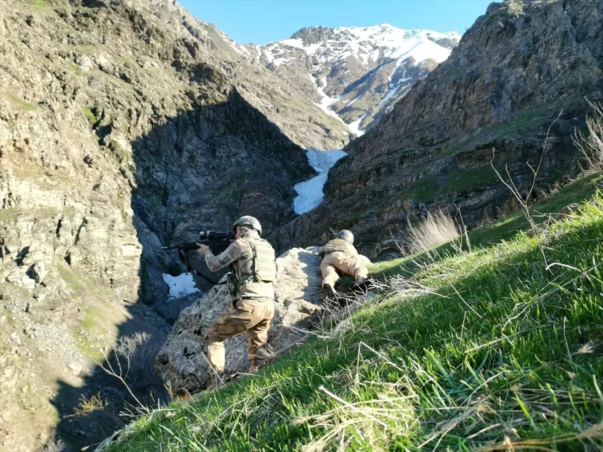 PKK\'lı Teröristlerin 11 Kış Sığınağı İmha Edildi