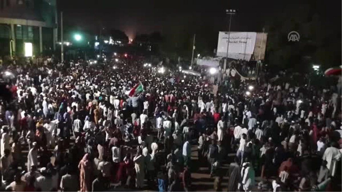 Sudanlılar Askeri Geçiş Konseyi Başkanı Avf\'ın Görevi Bırakmasını Kutluyor