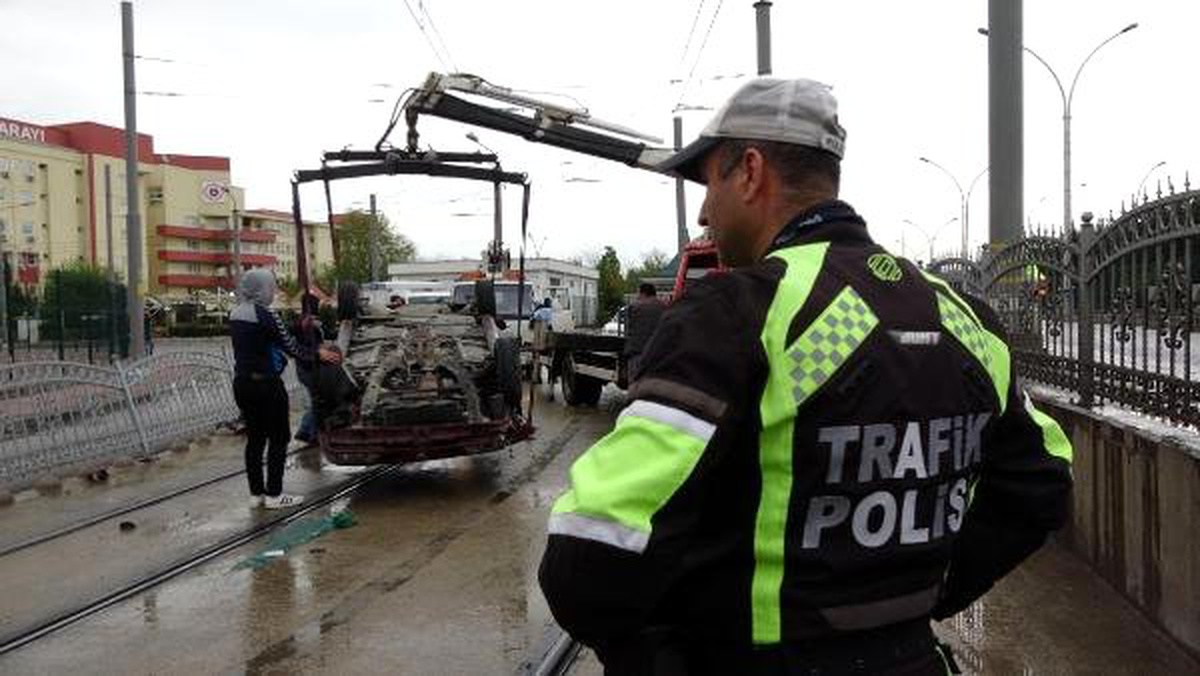 Tramvay Yoluna Giren Otomobil Takla Attı