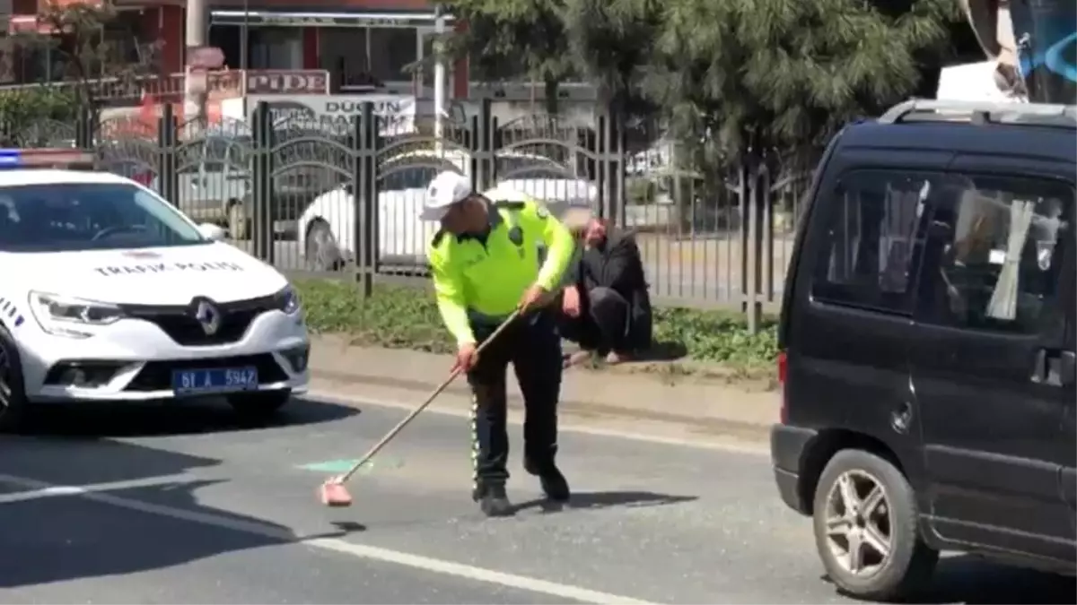 Yolu Bir An Önce Trafiğe Açmak İçin Fırça ile Yoldaki Cam Kırıklarını Temizledi