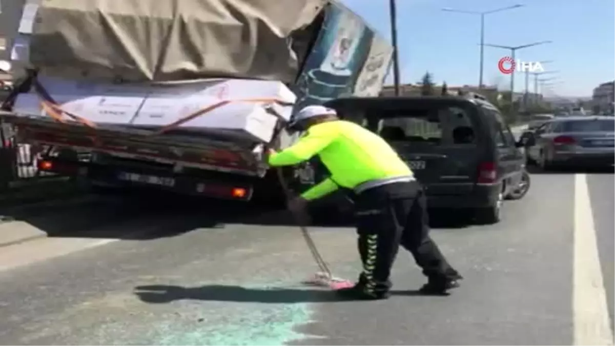 Yolu Bir An Önce Trafiğe Açmak İçin Fırça ile Yoldaki Cam Kırıklarını Temizledi