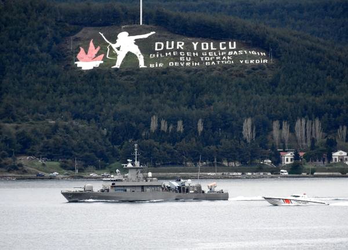 Yunanistan Savaş Gemisi Çanakkale Boğazı\'ndan Geçti