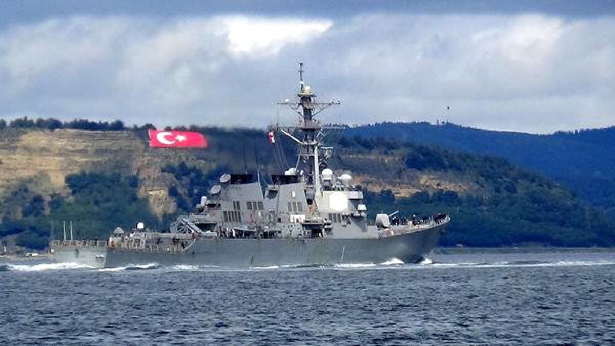 ABD Savaş Gemisi \'Uss Ross\' Çanakkale Boğazı\'ndan Geçti