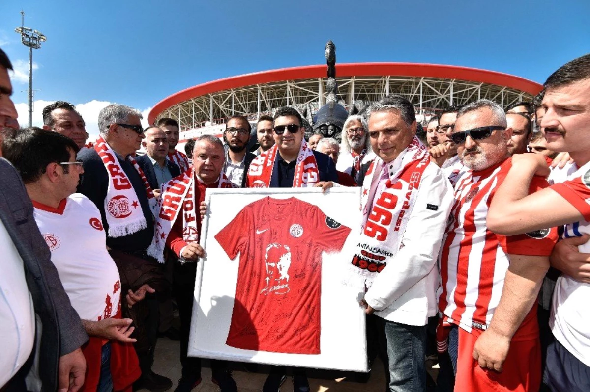Antalyaspor\'un Simgesi Akrep Heykeli Törenle Açıldı
