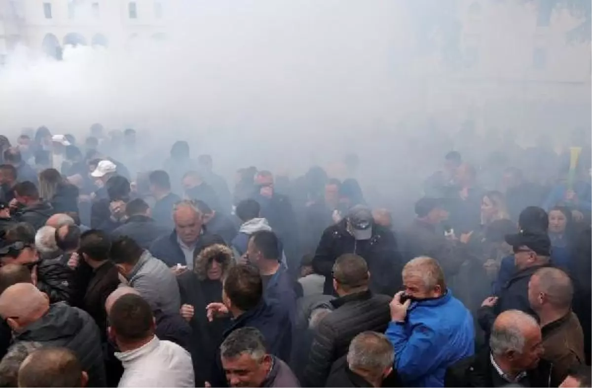 Arnavutluk ve Sırbistan\'da Hükümet Karşıtı Gösterilerde Protestocular Polis ile Çatıştı