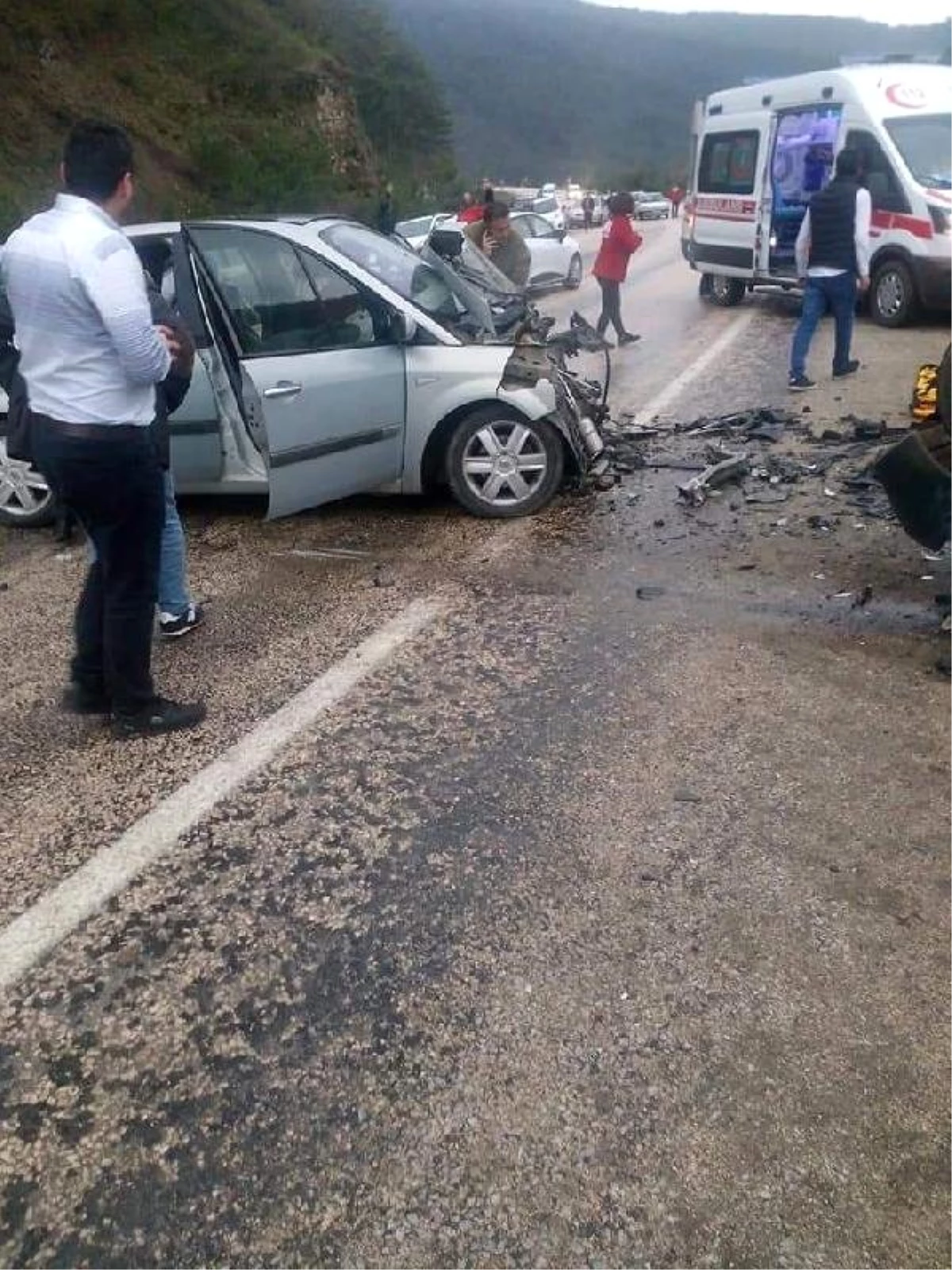 Bursa\'da 2 Otomobil Kafa Kafaya Çarpıştı: 2 Ölü, 8 Yaralı