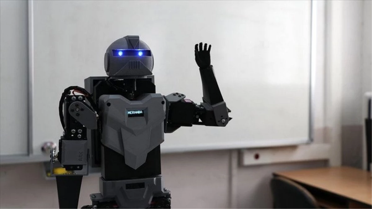 Denizli\'de Bir Öğretmen, İki Öğrencisiyle Birlikte İnsansı Robot Yaptı