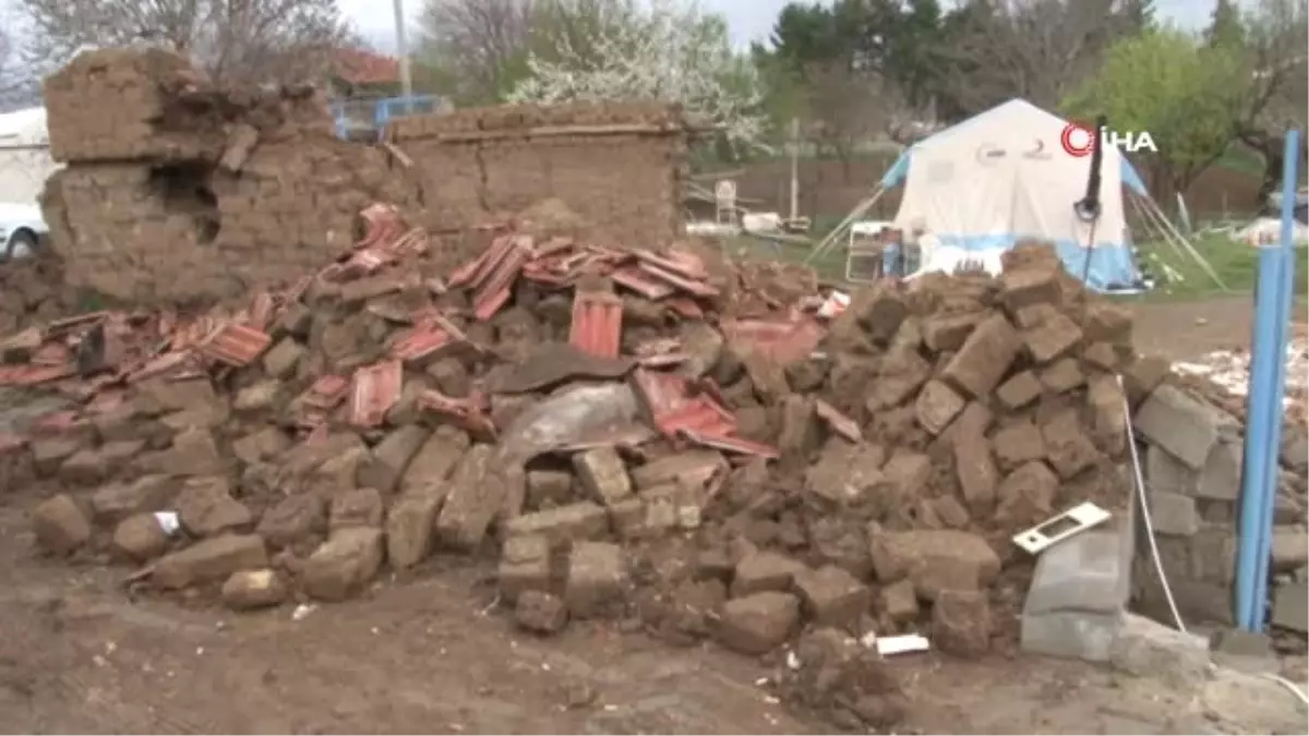 Deprem Bölgesindeki Çadırlarda Zorlu Yaşam Mücadelesi Devam Ediyor