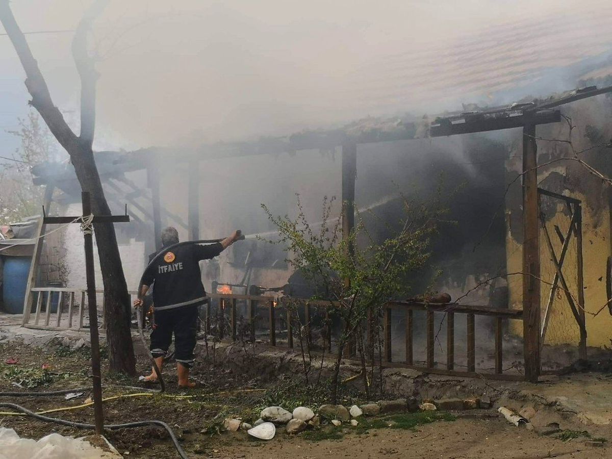 Engelli Çocuklarıyla Alevler Arasında Kalan Aileyi Komşuları Kurtardı