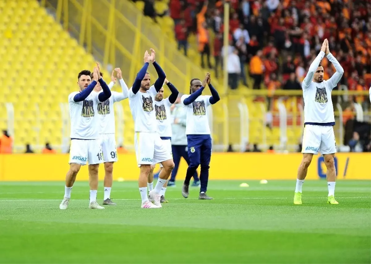 Fenerbahçeli Futbolcular Sahaya \'Can Bartu\' ile Çıktı