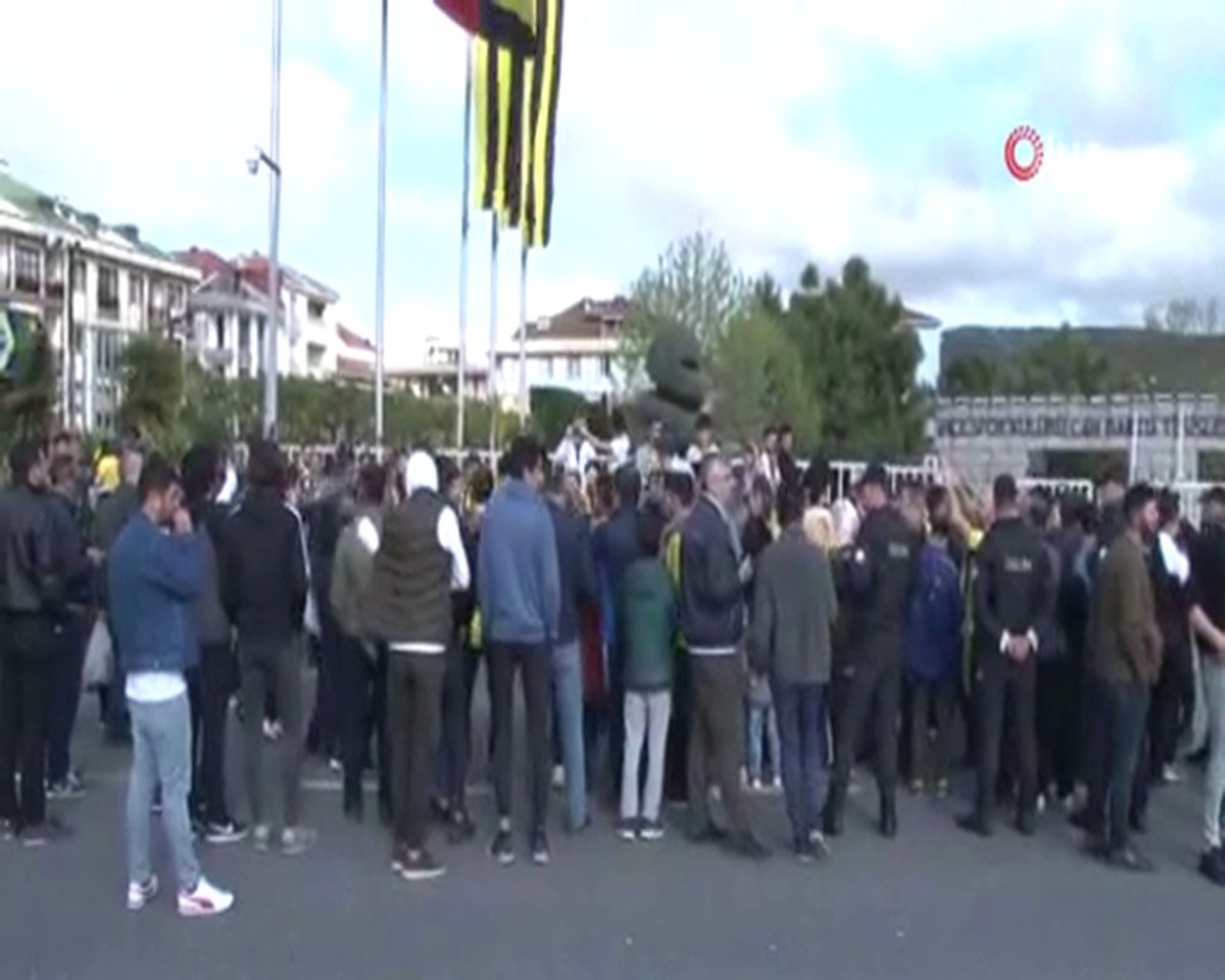 Fenerbahçeli Taraftarlar Tesislere Akın Etti